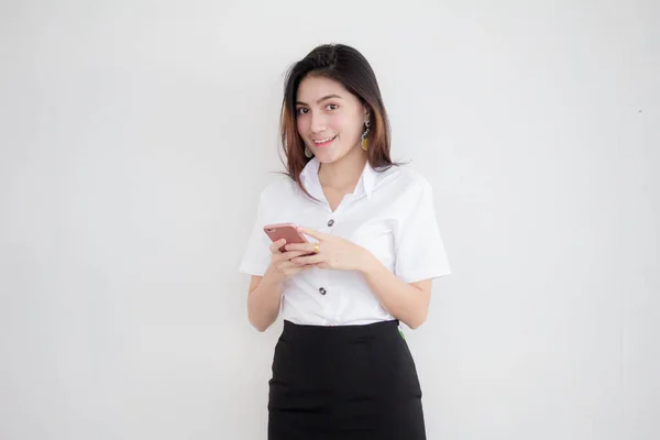 Portret Tajskiego Dorosłego Studenta Uniwerek Piękna Dziewczyna Pomocą Jej Smartfona — Zdjęcie stockowe
