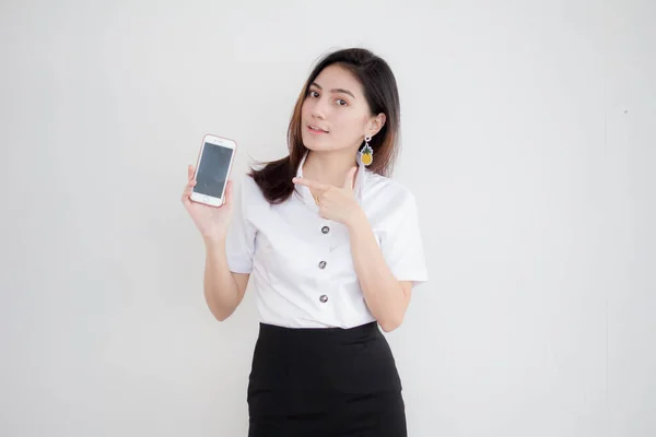 タイのポートレート大人学生大学制服美しいです女の子ショー彼女のスマートフォン — ストック写真