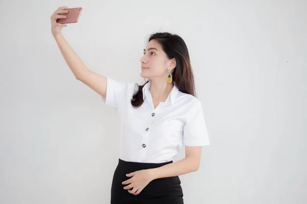 Taylandlı Yetişkin Öğrenci Üniformasının Portresi Güzel Kız Akıllı Telefonuyla Selfie — Stok fotoğraf