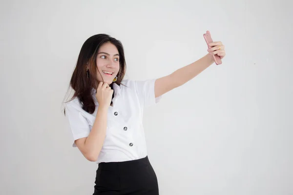 タイのポートレート大人学生大学制服美しいです女の子使用して彼女のスマートフォンSelfie — ストック写真