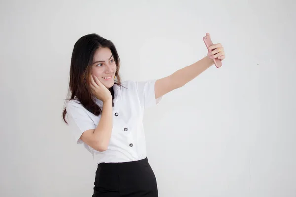 Портрет Тайского Взрослого Студента Униформа Красивая Девушка Помощью Смартфона Selfie — стоковое фото