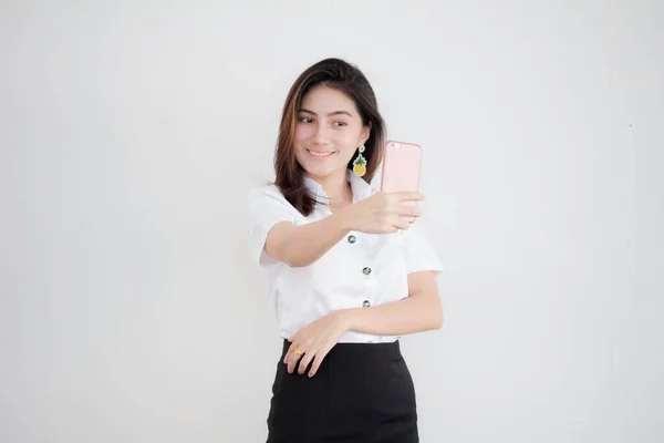 Retrato Tailandés Estudiante Adulto Universidad Uniforme Hermosa Chica Usando Teléfono —  Fotos de Stock