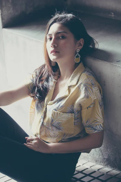 Retrato Tailandés Camisa Amarilla Adulto Hermosa Chica Relajarse Tiempo Estilo — Foto de Stock