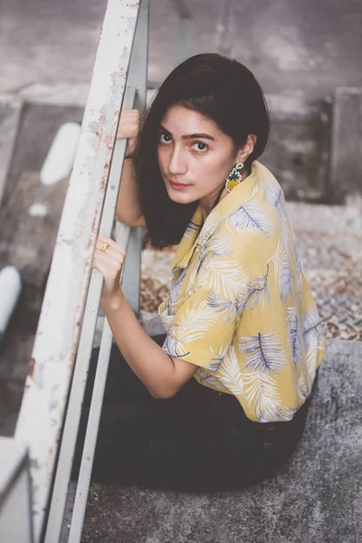 Retrato Tailandés Camisa Amarilla Adulto Hermosa Chica Relajarse Tiempo Estilo — Foto de Stock