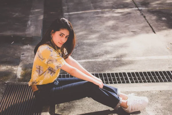 Портрет Тайської Жовтої Сорочки Дорослих Красива Дівчина Розслабляється Час Вінтажному — стокове фото