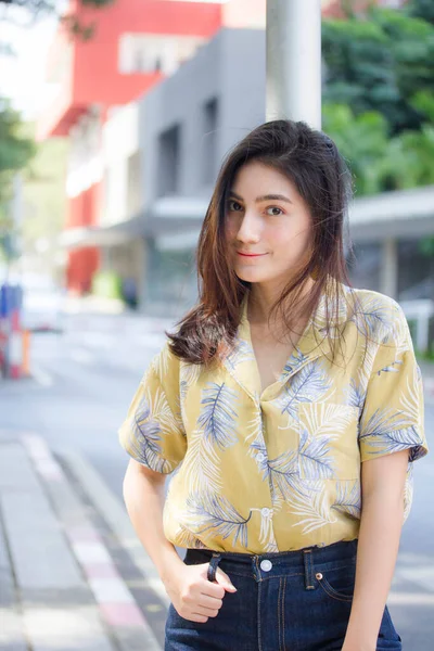 Retrato Tailandés Camisa Amarilla Adulto Hermosa Chica Relajarse Sonreír — Foto de Stock