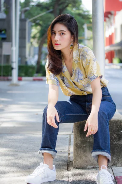 Retrato Tailandés Camisa Amarilla Adulto Hermosa Chica Relajarse Sonreír — Foto de Stock