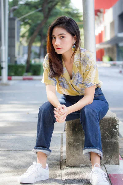 Retrato Tailandés Camisa Amarilla Adulto Hermosa Chica Relajarse Sonreír — Foto de Stock