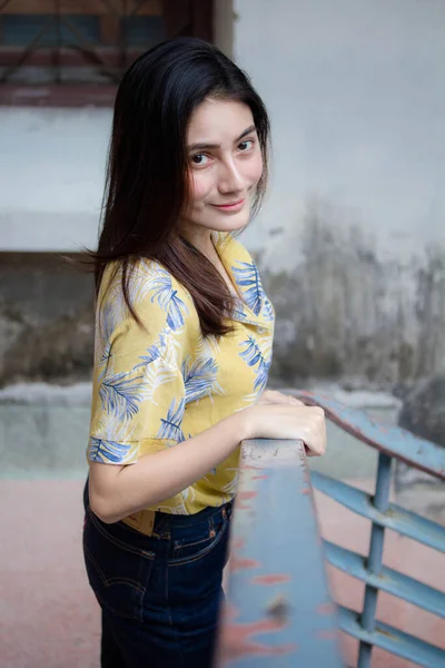 Retrato Tailandês Camisa Amarela Adulto Linda Menina Relaxar Sorrir — Fotografia de Stock