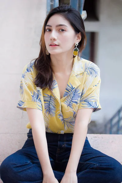 Retrato Tailandés Camisa Amarilla Adulto Hermosa Chica Relajarse Sonreír — Foto de Stock