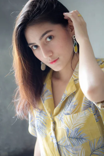Retrato Tailandés Camisa Amarilla Adulto Hermosa Chica Relajarse Sonreír — Foto de Stock