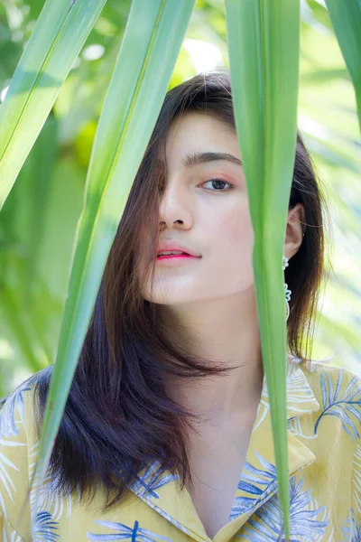 Retrato Tailandés Camisa Amarilla Adulto Hermosa Chica Relajarse Sonreír — Foto de Stock