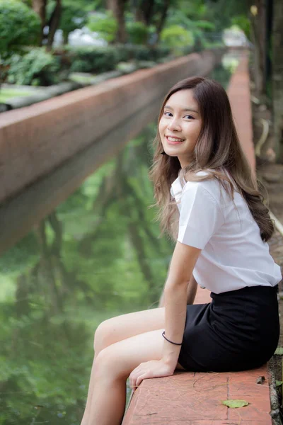 Retrato Tailandês Adulto Estudante Universidade Uniforme Bela Menina Relaxar Sorrir — Fotografia de Stock