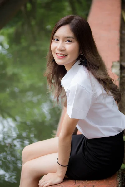 Retrato Tailandês Adulto Estudante Universidade Uniforme Bela Menina Relaxar Sorrir — Fotografia de Stock