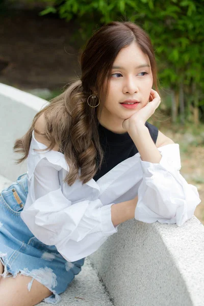 Πορτρέτο Του Thai Jeans Φούστα Λευκό Πουκάμισο Ενηλίκων Όμορφο Κορίτσι — Φωτογραφία Αρχείου