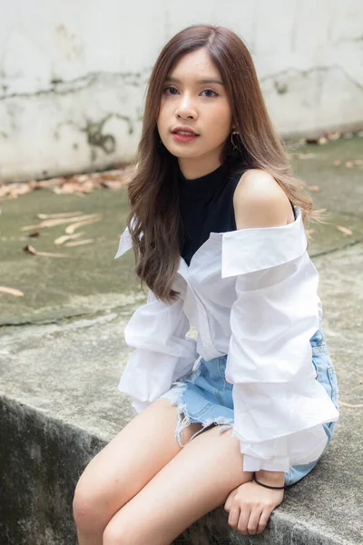 Retrato Tailandés Jeans Falda Camisa Blanca Adulto Hermosa Chica Relajarse — Foto de Stock