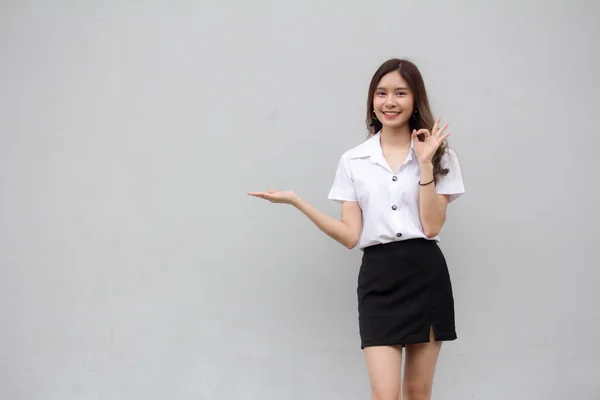 Πορτρέτο Του Thai Ενηλίκων Φοιτητής Πανεπιστήμιο Ομοιόμορφη Όμορφο Κορίτσι Δείχνουν — Φωτογραφία Αρχείου