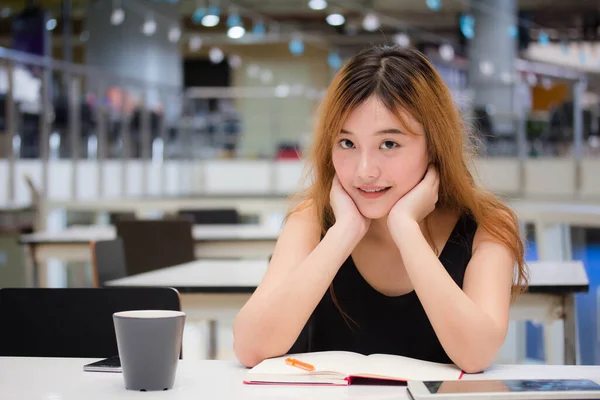 Hermoso Adulto Joven Tailandés Pelo Bronce Chino Escribir Libro — Foto de Stock