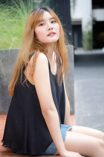 Красивые Молодые Взрослые Тайские Бронзовые Волосы Расслабляются Улыбаются — стоковое фото