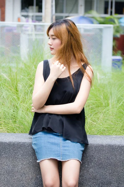 Beautiful Young Adult Thai Chinese Bronze Hair Relax Smile — ストック写真