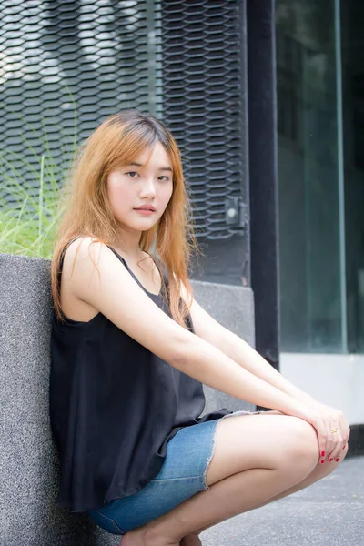 Krásné Mladé Dospělé Thajské Čínské Bronzové Vlasy Relaxovat Usmívat — Stock fotografie