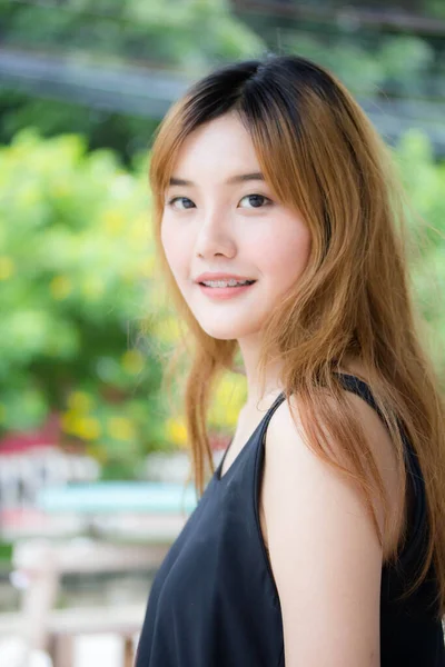 Belo Jovem Adulto Tailandês Chinês Bronze Cabelo Relaxar Sorrir — Fotografia de Stock
