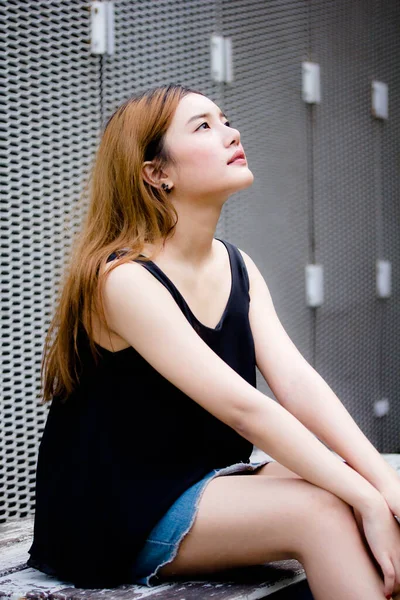 Beautiful Young Adult Thai Chinese Bronze Hair Relax Smile — Stok fotoğraf