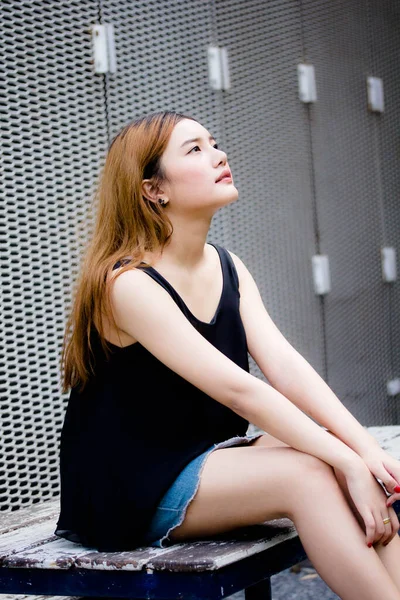 Beautiful Young Adult Thai Chinese Bronze Hair Relax Smile — ストック写真