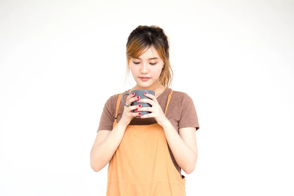 美しい若いです大人のタイの中国の青銅髪飲料コーヒー — ストック写真