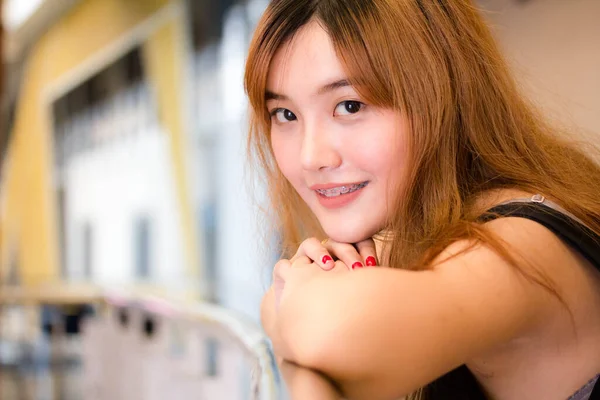 Beautiful Young Adult Thai Chinese Bronze Hair Relax Smile — Stockfoto