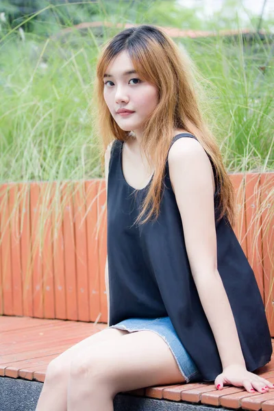 Belo Jovem Adulto Tailandês Chinês Bronze Cabelo Relaxar Sorrir — Fotografia de Stock
