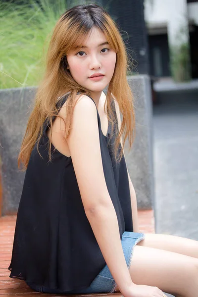 Beautiful Young Adult Thai Chinese Bronze Hair Relax Smile — Stockfoto