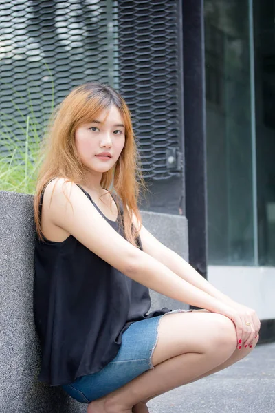 Beau Jeune Adulte Thaï Chinois Cheveux Bronze Détendre Sourire — Photo