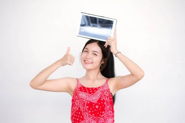 Taylandlı yetişkin portresi. Güzel kırmızı gömlek. Tabletini göster..