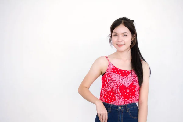 Portrét Thajské Dospělé Krásné Červené Košile Relaxovat Usmívat — Stock fotografie