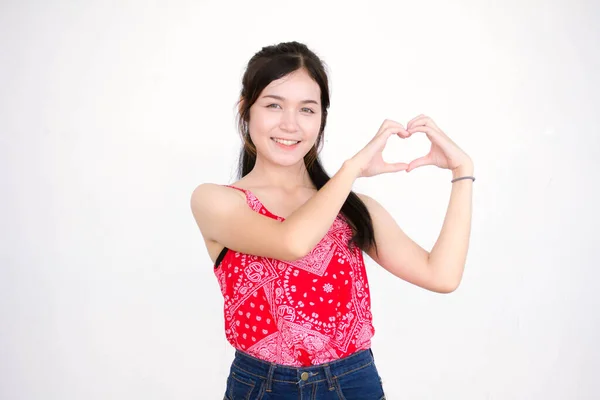 Портрет Тайської Дорослої Красивої Червоної Сорочки Дарує Серце — стокове фото