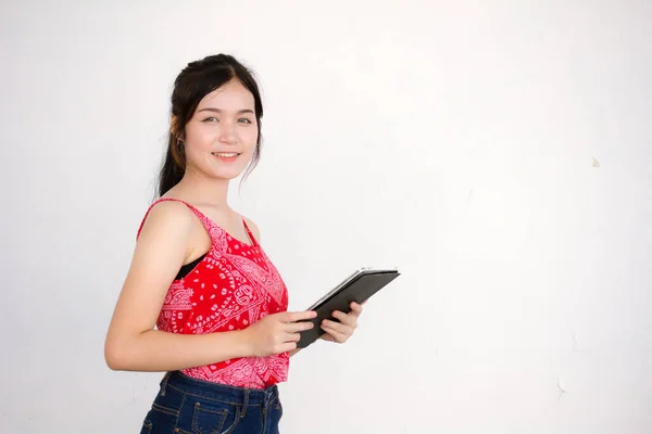 Taylandlı Yetişkin Portresi Güzel Kırmızı Gömlek Tabletini Kullanıyor — Stok fotoğraf