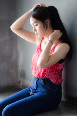 Taylandlı yetişkin portresi. Güzel kırmızı gömlek. Rahatla ve gülümse.