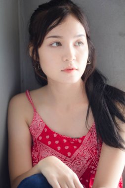 Taylandlı yetişkin portresi. Güzel kırmızı gömlek. Rahatla ve gülümse.