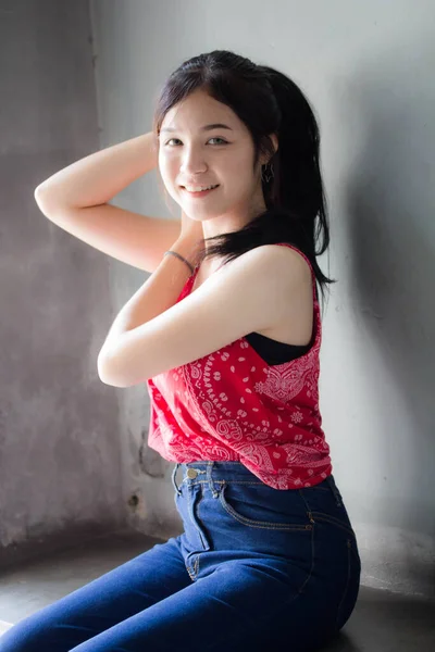 Retrato Tailandés Adulto Hermosa Camisa Roja Relajarse Sonreír — Foto de Stock
