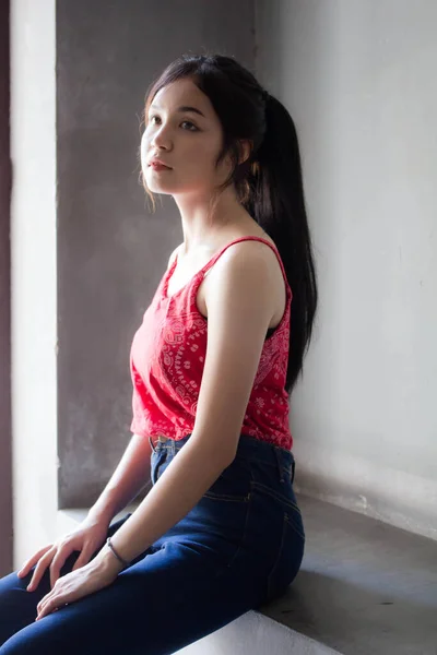 タイの肖像 大人の美しい赤いシャツがリラックスして笑顔 — ストック写真