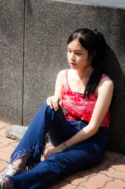 Taylandlı yetişkin portresi. Güzel kırmızı gömlek. Rahatla ve gülümse.