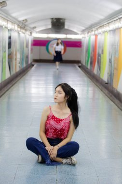 Taylandlı yetişkin portresi. Güzel kırmızı gömlek. Rahatla ve gülümse.