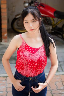 Taylandlı yetişkin portresi. Güzel kırmızı gömlek. Rahatla ve gülümse.