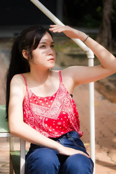 Retrato Tailandés Adulto Hermosa Camisa Roja Relajarse Sonreír —  Fotos de Stock