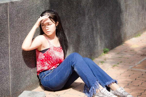 Retrato Tailandés Adulto Hermosa Camisa Roja Relajarse Sonreír —  Fotos de Stock