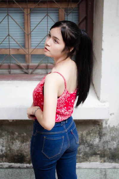 Retrato Tailandés Adulto Hermosa Camisa Roja Relajarse Sonreír — Foto de Stock