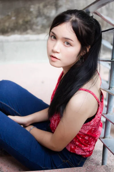 Portré Thai Felnőtt Szép Piros Ing Pihenni Mosolyogni — Stock Fotó