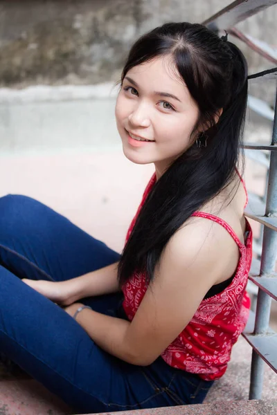 Retrato Tailandés Adulto Hermosa Camisa Roja Relajarse Sonreír — Foto de Stock