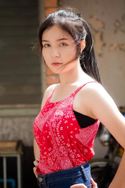 泰国人的画像美丽的红衫休憩和微笑 — 图库照片